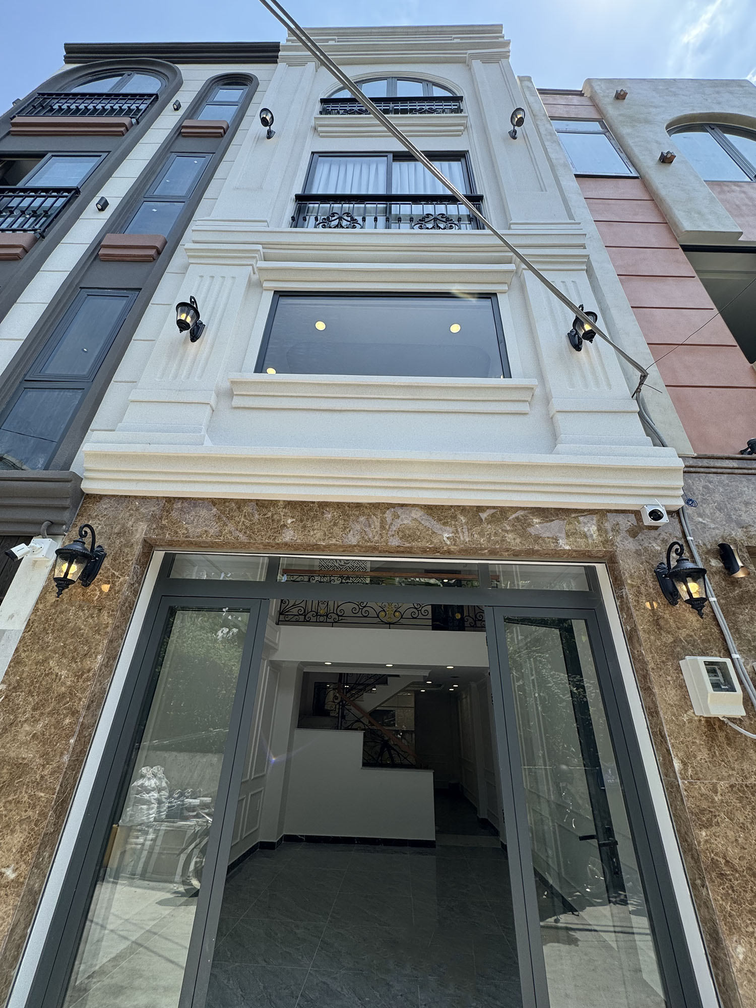 Nhà phố mới 100%, DTKV: 4mx12,5m, vuông, 4 tầng, full nội thất, hẻm xe hơi khu Vip NGUYỄN VĂN TRỖI